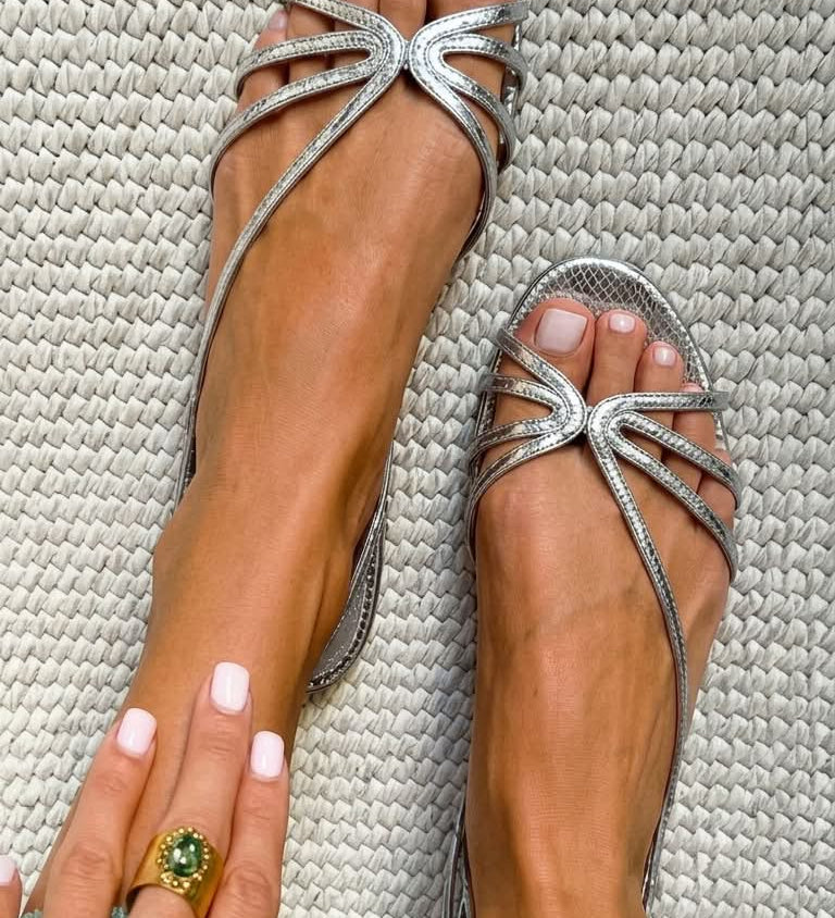 Metallisch glänzende Sandalen mit Riemen