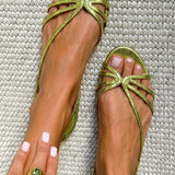 Metallisch glänzende Sandalen mit Riemen