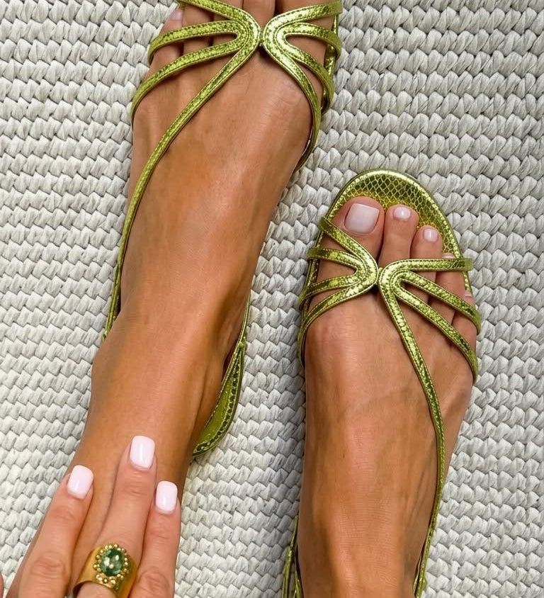 Metallisch glänzende Sandalen mit Riemen